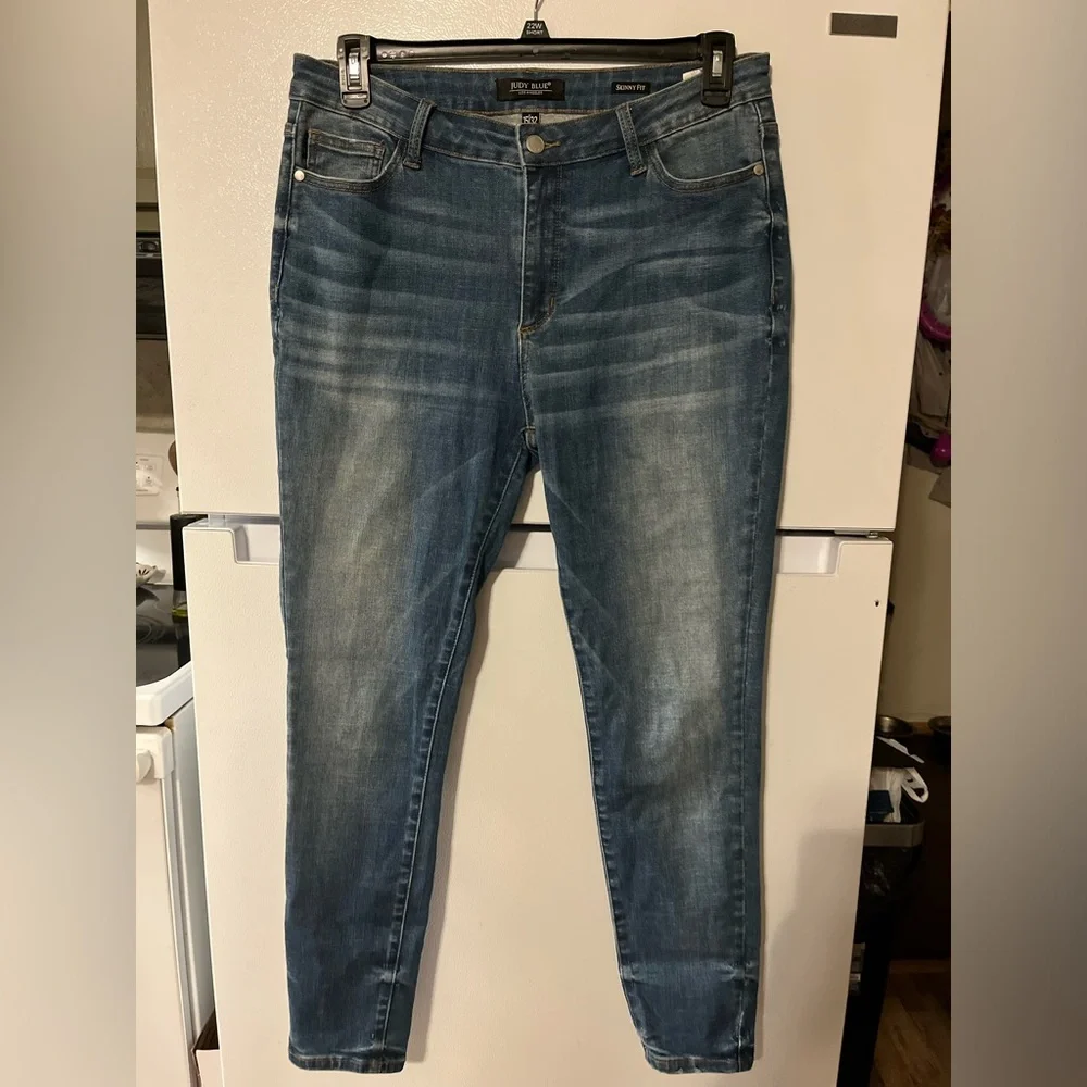 Judy Blue Women’s Plus Skinny Fit Mid Rise Med Wash Jeans Style JB8859 - 15/32‎